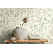 Szene mit Blumentapete, Vase, Trockenblume und Buchstapel auf einem Regal