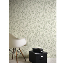 Zimmeransicht mit floral gemusterter Tapete, Stuhl und Aufbewahrungsboxen