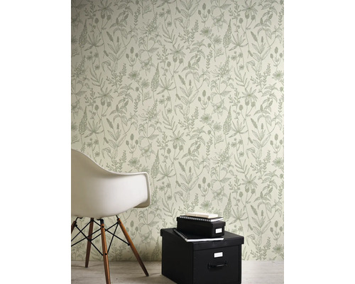 Zimmeransicht mit floral gemusterter Tapete, Stuhl und Aufbewahrungsboxen