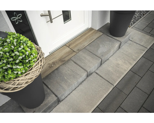 Eingangsbereich mit Pflastersteinen und Treppe