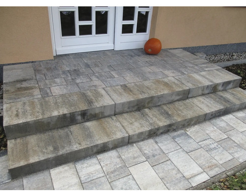 Außentreppe aus Betonpflastersteinen führt zur Haustür