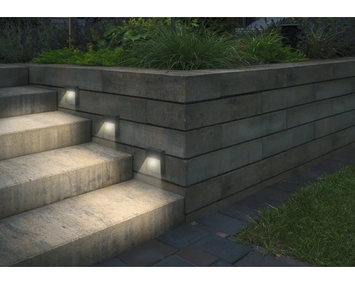 Außentreppe mit integrierter Beleuchtung in einer Gartenanlage