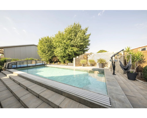 Außenpool mit Abdeckung, Treppe und Hängemattengestell im Garten