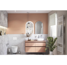 Modernes Badezimmer mit Waschtisch, Spiegel, Toilette und Heizkörper