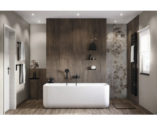 Modernes Badezimmer mit freistehender Badewanne, Holzverkleidung und floralen Akzenten.