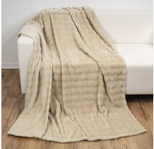 Beige Kuscheldecke auf einem Sofa