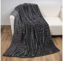 Graue Kuscheldecke auf einem weißen Sofa