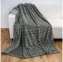Graue Fleecedecke auf einem weißen Sofa