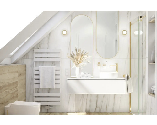 Helles Badezimmer mit Waschtisch, Spiegel, Heizkörper und Toilette unter einer Dachschräge