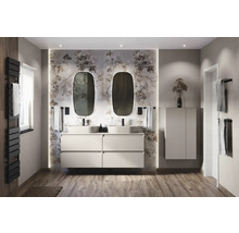 Helles Badezimmer mit zwei Waschbecken, Unterschrank, Spiegeln und floraler Tapete.