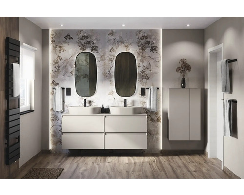 Helles Badezimmer mit zwei Waschbecken, Unterschrank, Spiegeln und floraler Tapete.