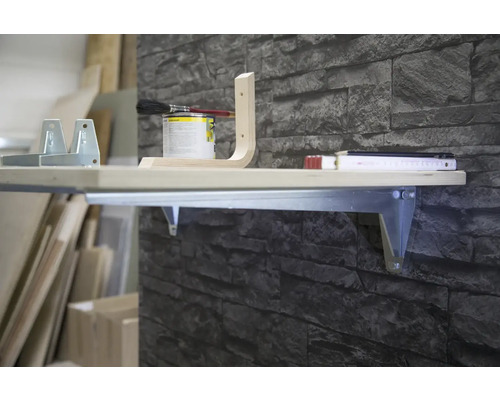 Wandmontierter Klapptisch mit Werkzeugen und Materialien