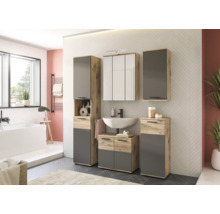Badezimmer mit Waschtisch, Spiegelschrank und Hochschränken in Holzoptik und Grau