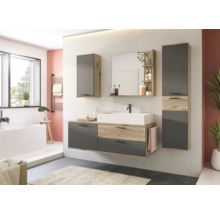 Badezimmer mit Waschtisch, Spiegelschrank und Hochschrank in Holzoptik und Grau