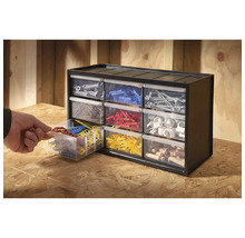 Sortimentskasten mit transparenten Schubladen gefüllt mit Schrauben, Dübeln und Nägeln