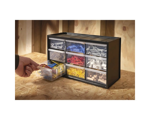 Sortimentskasten mit transparenten Schubladen gefüllt mit Schrauben, Dübeln und Nägeln