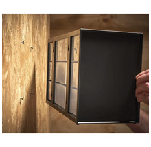 Wandmontierter Pflanzkasten mit Fensteroptik.