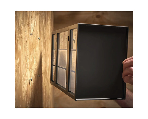 Wandmontierter Pflanzkasten mit Fensteroptik.