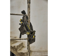 Stanley Werkzeugtasche mit verschiedenen Werkzeugen hängt an einer Stange.