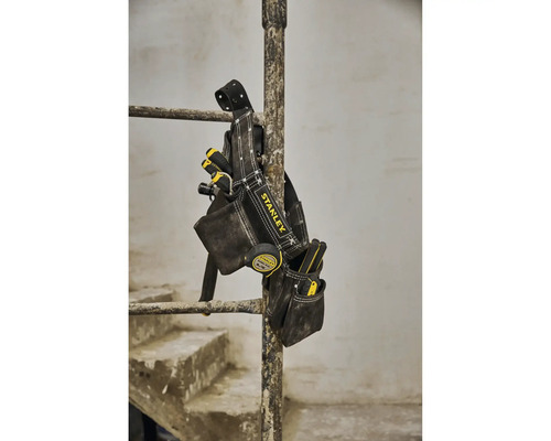 Stanley Werkzeugtasche mit verschiedenen Werkzeugen hängt an einer Stange.