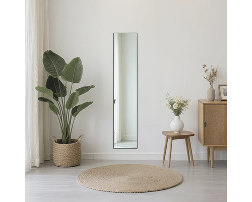 Raumansicht mit rechteckigem Spiegel, Pflanze und Kommode