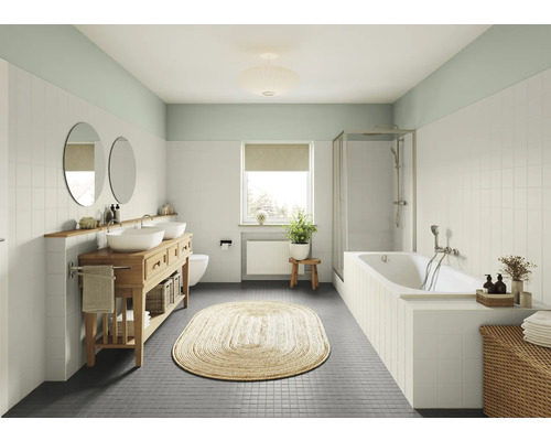 Helles Badezimmer mit Waschtisch, zwei Waschbecken, Badewanne und Spiegeln