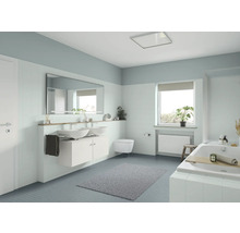 Helles Badezimmer mit Doppelwaschtisch, Spiegel, Badewanne und Fenster für ein organisiertes und geräumiges Ambiente.