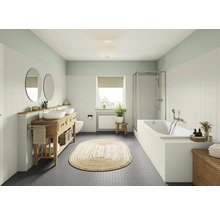 Badezimmer mit Waschtisch, Spiegeln, Badewanne und geflochtenem Teppich