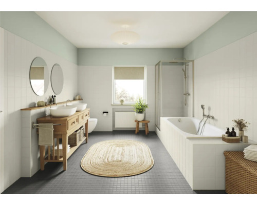 Badezimmer mit Doppelwaschtisch, Badewanne, Dusche und ovalem Teppich