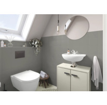 Modernes Badezimmer mit Dachfenster, Toilette, Waschtisch und Spiegel