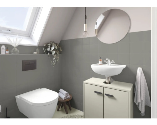 Modernes Badezimmer mit Dachfenster, Toilette, Waschtisch und Spiegel