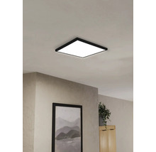 Quadratische Deckenleuchte im Interieur