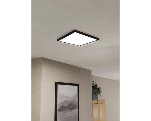 Quadratische Deckenleuchte im Interieur