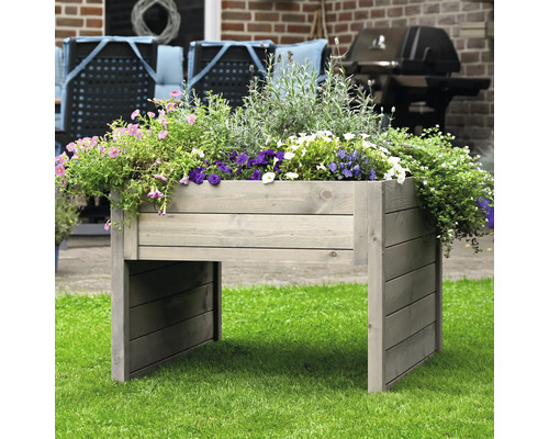 Hochbeet aus Holz mit Bepflanzung im Garten