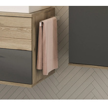 Detailansicht eines Badezimmers mit Waschtisch, Handtuch und Handtuchhalter