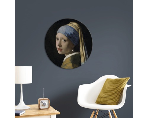 Runde Wanddekoration mit dem Gemälde ''Mädchen mit dem Perlenohrgehänge''.