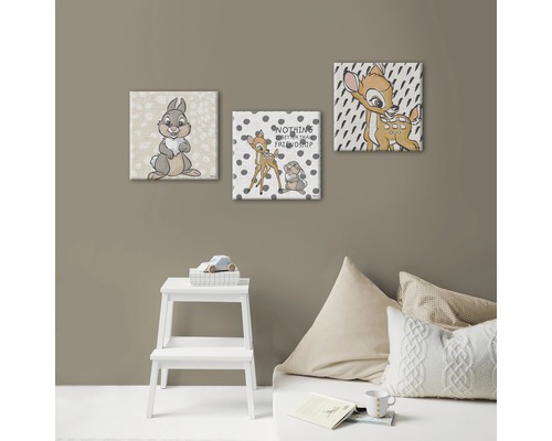 Drei Leinwandbilder mit Bambi-Motiven an einer Wand im Kinderzimmer.
