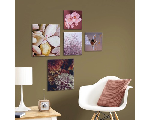 Wohnzimmer mit fünf Wandbildern mit Naturmotiven über einem Beistelltisch und einem Stuhl