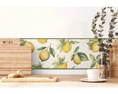 Küchenszene mit Zitronenbordüre, Schneidebrettern, Geschirr und Dekorationen auf einer Holzoberfläche