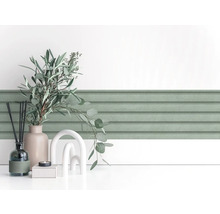 Dekorative Wandpaneele mit Pflanzenarrangement und Kerze