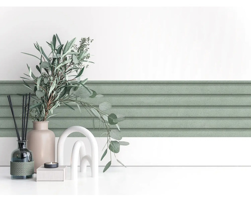 Dekorative Wandpaneele mit Pflanzenarrangement und Kerze