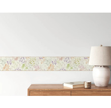 Wandbordüre mit Blättermuster in einem hellen Raum