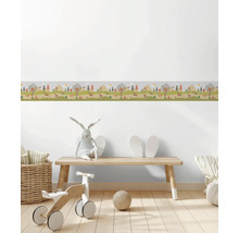 Kinderzimmer mit Waldtiere-Bordüre an der Wand, Holzbänken und Spielzeugen