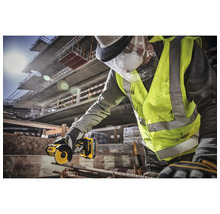 Bauarbeiter schneidet Stahl mit einem DeWalt Trennschleifer auf einer Baustelle