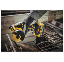 Person mit Dewalt Akku-Winkelschleifer beim Schneiden von Metall
