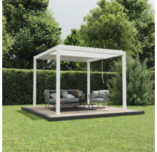 Freistehende, weiße Gartenpergola mit Möbeln auf einer Terrasse im Garten