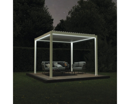 Beleuchtete Gartenlounge mit Pergola auf Holzterrasse