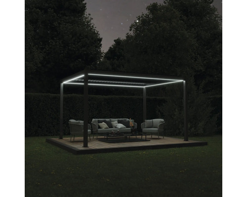 Beleuchtete Gartenlounge mit Pergola, Sitzmöbeln und Tisch auf Holzterrasse im Garten