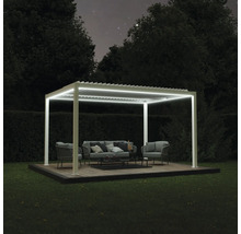 Pergola mit Beleuchtung und Gartenmöbeln auf einer Holzterrasse