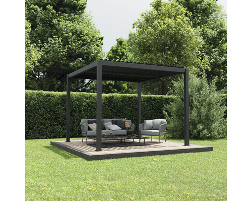 Schwarze Gartenpergola mit Sitzgruppe auf einer Holzplattform im Garten.